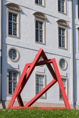 Alman şatosunun arka planında Davut Yıldızı 'nı andıran kırmızı metal çerçeve tasarımı