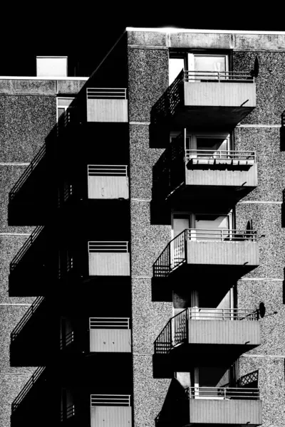 Beton panelli Avrupa gökdelenli siyah beyaz zıt güneş ışığı ve sert gölgelerle apartman dairesi.