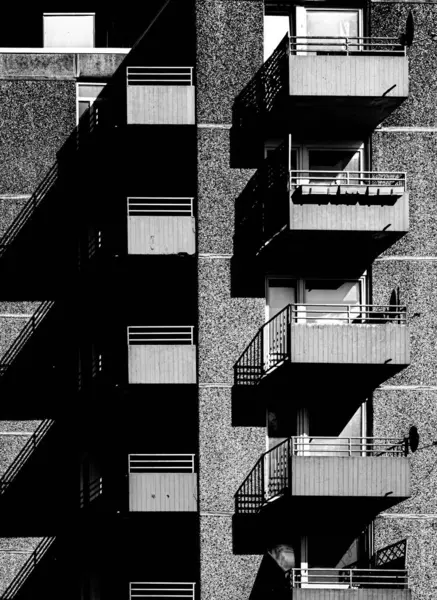 Beton panelli Avrupa gökdelenli siyah beyaz zıt güneş ışığı ve sert gölgelerle apartman dairesi.