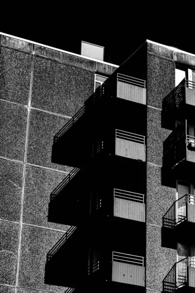 Beton panelli Avrupa gökdelenli siyah beyaz zıt güneş ışığı ve sert gölgelerle apartman dairesi.