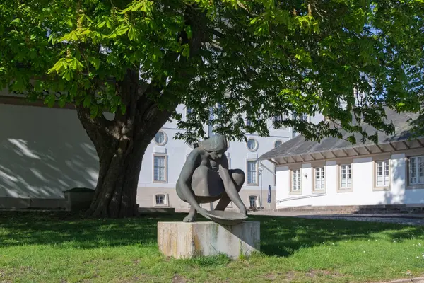 Tabağından su döken ya da döken genç bir kızın anıtı.