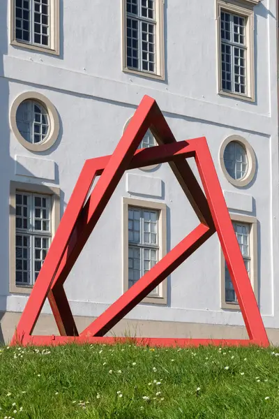 Alman şatosunun arka planında Davut Yıldızı 'nı andıran kırmızı metal çerçeve tasarımı