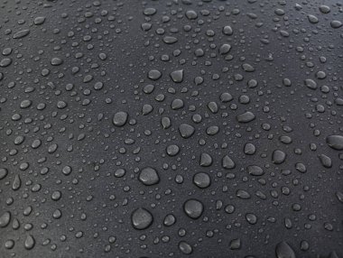 Metal bir tabakta siyah su damlaları. arkaplan.