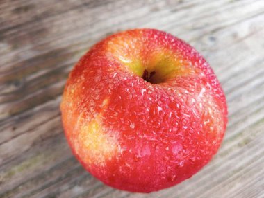 Ahşap arkaplanda kırmızı elma