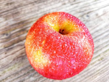 Ahşap arka planda kırmızı elma meyvesi