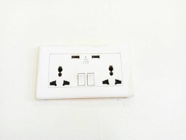 Siyah duvarlı beyaz elektrik prizi