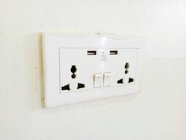 Duvardaki beyaz elektrik düğmesi