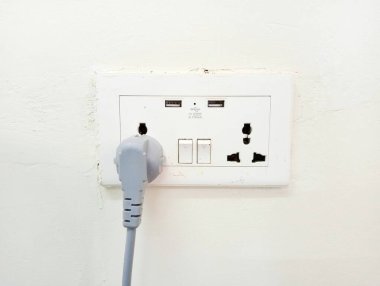 beyaz elektrik prizi ve fişi beyaz arkaplan
