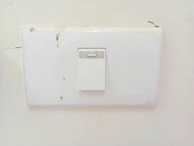 Kirli elektrik uzatma kablosu ve beyaz duvar 