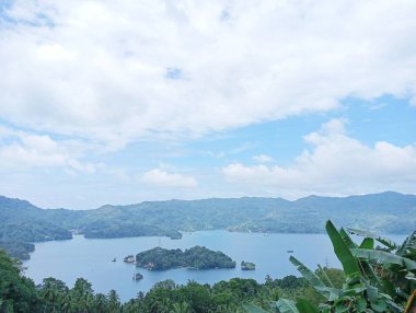 Lembeh Boğazının güzel manzarası, Kuzey Sulawesi, Endonezya 