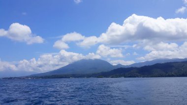 Mavi gökyüzü ve bulutlu güzel deniz manzarası 