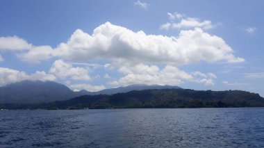 Mavi gökyüzü ve bulutlu güzel deniz manzarası 