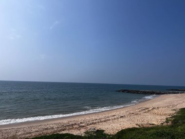 Beyaz kumsal ve mavi gökyüzü. Plajın Sabah Manzarası. Deniz, Kum ve Gökyüzü. Dokunulmamış tropik plaj. Plaj ve güzel tropikal deniz.
