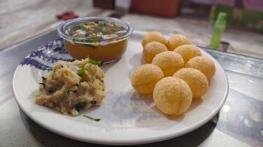 Panipuri veya fuchka fhuchka veya gupchup veya golgappa veya Pani ke Patake, Hindistan kökenli bir çerez türüdür.. 