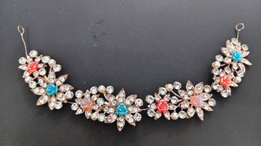 Altın mücevher kolye. Çok renkli Gemstone Mücevherli Elmas Kolye. Sadece kadınlar için. Siyah Arkaplan.