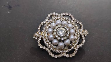 Lüks taklit inci çiçeği düğün broşu bayan takı..