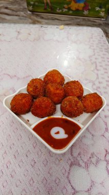 Beyaz Tabakta Veg Pakora, cam masanın üstünde. Lezzetli çıtır sebzeli kukure Momos. Kukure Momo Görüntülenecek.