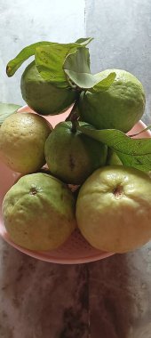 Beyaz Arkaplan 'da izole edilmiş organik guava meyveleri. Sepette taze guava meyveleri.