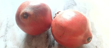 Taze olgun nar, beyaz arka planda yarı izole edilmiş..