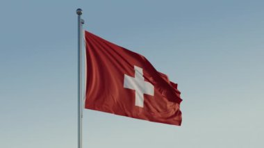 Swizerland Bayrağı: 4K ProRes 422 HQ Realistik 'te Mavi Gökyüzü ile Sinema Döngüsü Hareketi
