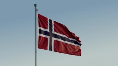 Norveç Bayrağı: 4K ProRes 422 HQ Gerçekçi Merkezi 'nde Mavi Gökyüzü ile Sinema Döngüsü Hareketi