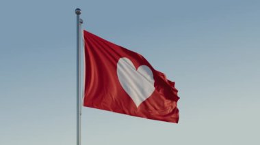 Love Heart Flag: 4K ProRes 444 HQ Realistik 'te Mavi Gökyüzü ile Sinema Döngüsü Hareketi