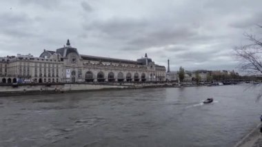 Paris 'ten Timelapse, Quai d' Orsay, Fransa, Kış ProRes 444 'te Bulutlu Seine Nehri ile
