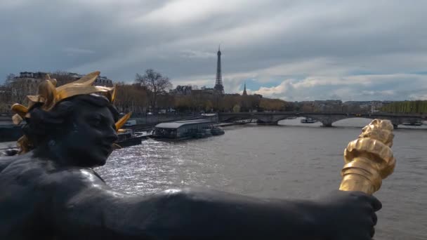 パリのタイムラプス ポンアレクサンドルIii フランス 曇った冬の空と セーヌ川 — ストック動画