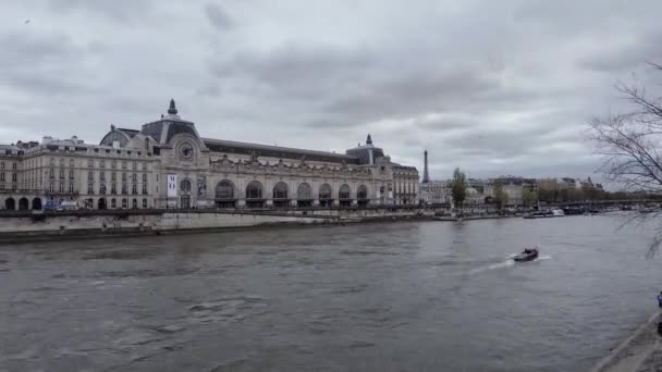 Zeitraffer Von Paris Quai Orsay Frankreich Mit Wolkenverhangener Seine Winter — Stockvideo