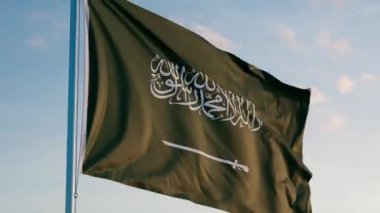 Suudi Arabistan Riyad Bayrağı Sinematik Gerçekçi Mavi Gökyüzü Dolly 'i Dalgalanıyor