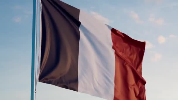 Francie Paříž Vlajka Cinematic Realistic Blue Sky Waving Zoom Dolly — Stock video