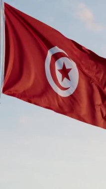Türkiye Ankara Bayrağı Dikey Sinematik Gerçekçi Dalgalanan Mavi Gökyüzü