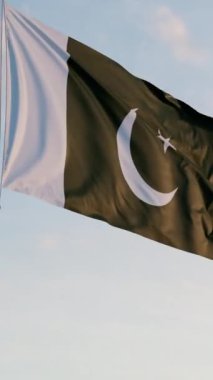 Pakistan İslamabad Bayrağı Dikey Sinematik Gerçekçi Dalgalanan Dolly Mavi Gök