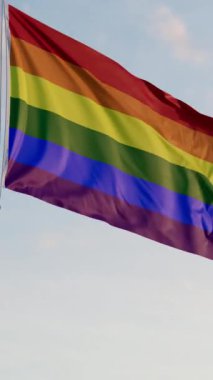 LGBT Gökkuşağı Bayrağı Dikey Sinematik Gerçekçi Dalgalanan Dolly Mavi Gök