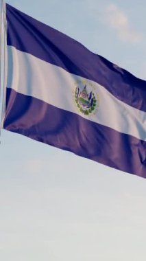 El Salvador San Salvador Bayrağı Dikey Sinema Gerçekçi Dalgalanan Dolly Mavi Gök