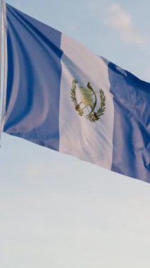 Guatemala Bayrağı Dikey Sinematik Gerçekçi Dalgalanan Dolly Mavi Gök