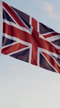 İngiltere Londra Bayrağı Dikey Sinematik Gerçekçi Dalgalanan Dolly Out Blue Sky