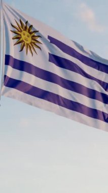 Uruguay Montevideo Bayrağı Dikey Sinematik Gerçekçi Dalgalanan Dolly Mavi Gök