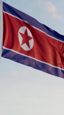 Kuzey Kore Pyongyang Bayrağı Dikey Sinematik Gerçekçi Dalgalanan Dolly Mavi Gök