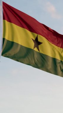 Gana Accra Dikey Sinematik Gerçekçi Bayrak Dalgalanan Dolly Mavi Gök