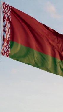 Belarus Minsk Bayrağı Dikey Sinematik Gerçekçi Dalgalanan Dolly Mavi Gök