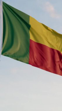 Benin Porto-Novo Bayrağı Dikey Sinematik Gerçekçi Dalgalanan Dolly Mavi Gök