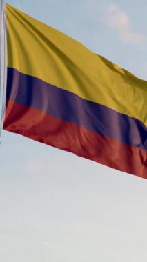 Kolombiya Bogot Bayrağı Dikey Sinematik Gerçekçi Dalgalanan Dolly Mavi Gök