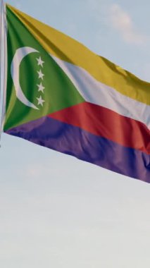 Comoros Moroni Bayrağı Dikey Sinematik Gerçekçi Dalgalanan Dolly Mavi Gök
