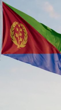 Eritre Asmara Bayrağı Dikey Sinematik Gerçekçi Dalgalanan Dolly Mavi Gök