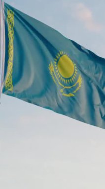 Kazakistan Astana Bayrağı Dikey Sinematik Gerçekçi Dalgalanan Dolly Mavi Gök