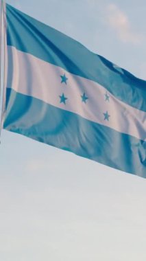 Honduras Tegucigalpa Bayrakları Dikey Sinematik Gerçekçi Dalgalanan Dolly Out Blue Sky