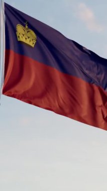 Lihtenştayn Vaduz Bayrağı Dikey Sinematik Gerçekçi Dalgalanan Dolly Mavi Gök