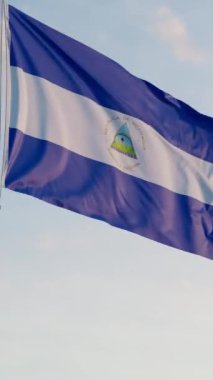 Nikaragua Managua Bayrağı Dikey Sinematik Gerçekçi Dalgalanan Dolly Mavi Gök