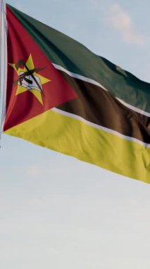 Mozambik Maputo Bayrağı Dikey Sinematik Gerçekçi Dalgalanan Dolly Mavi Gök